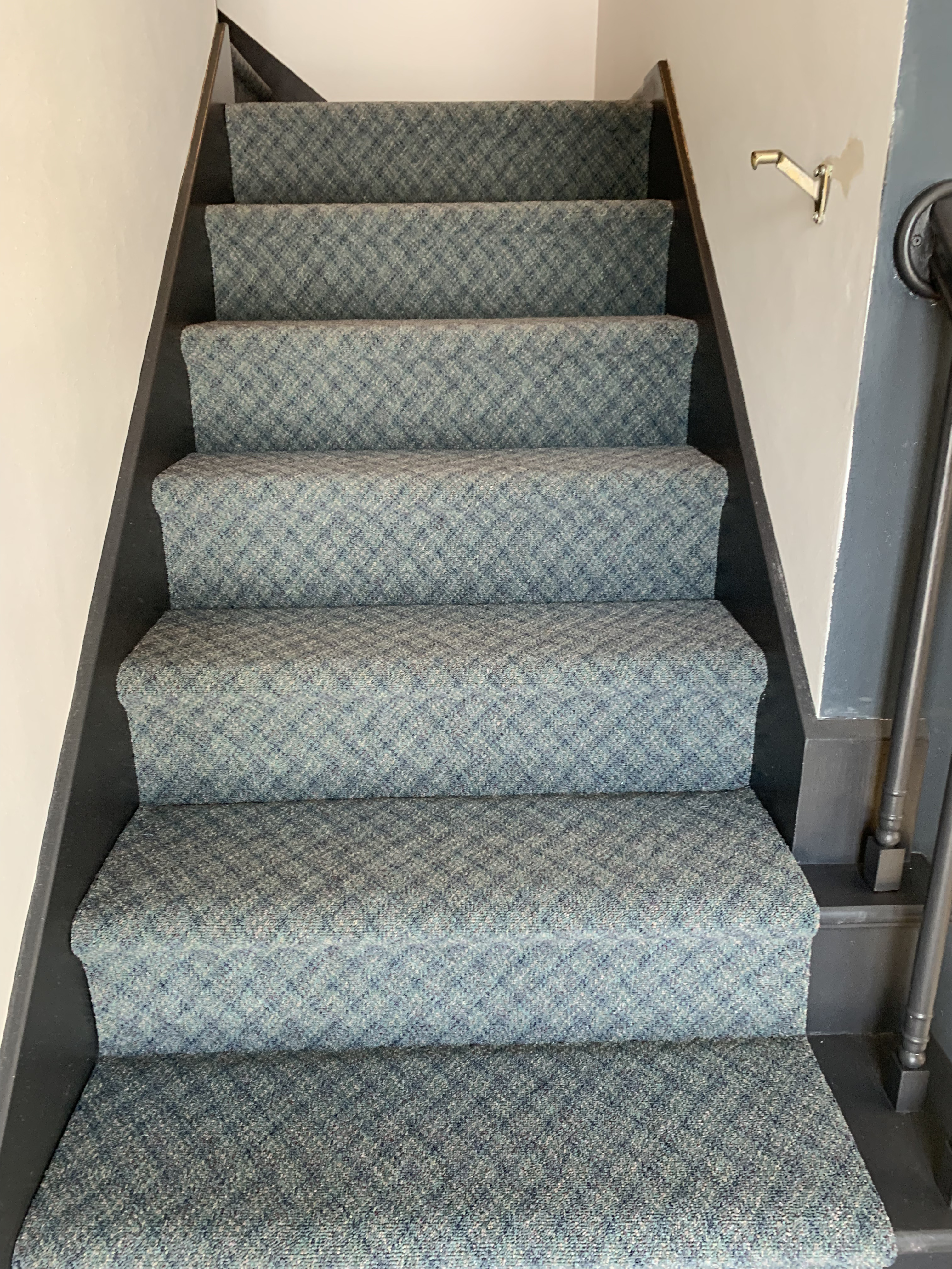 Carpet stair runner with diamond pattern